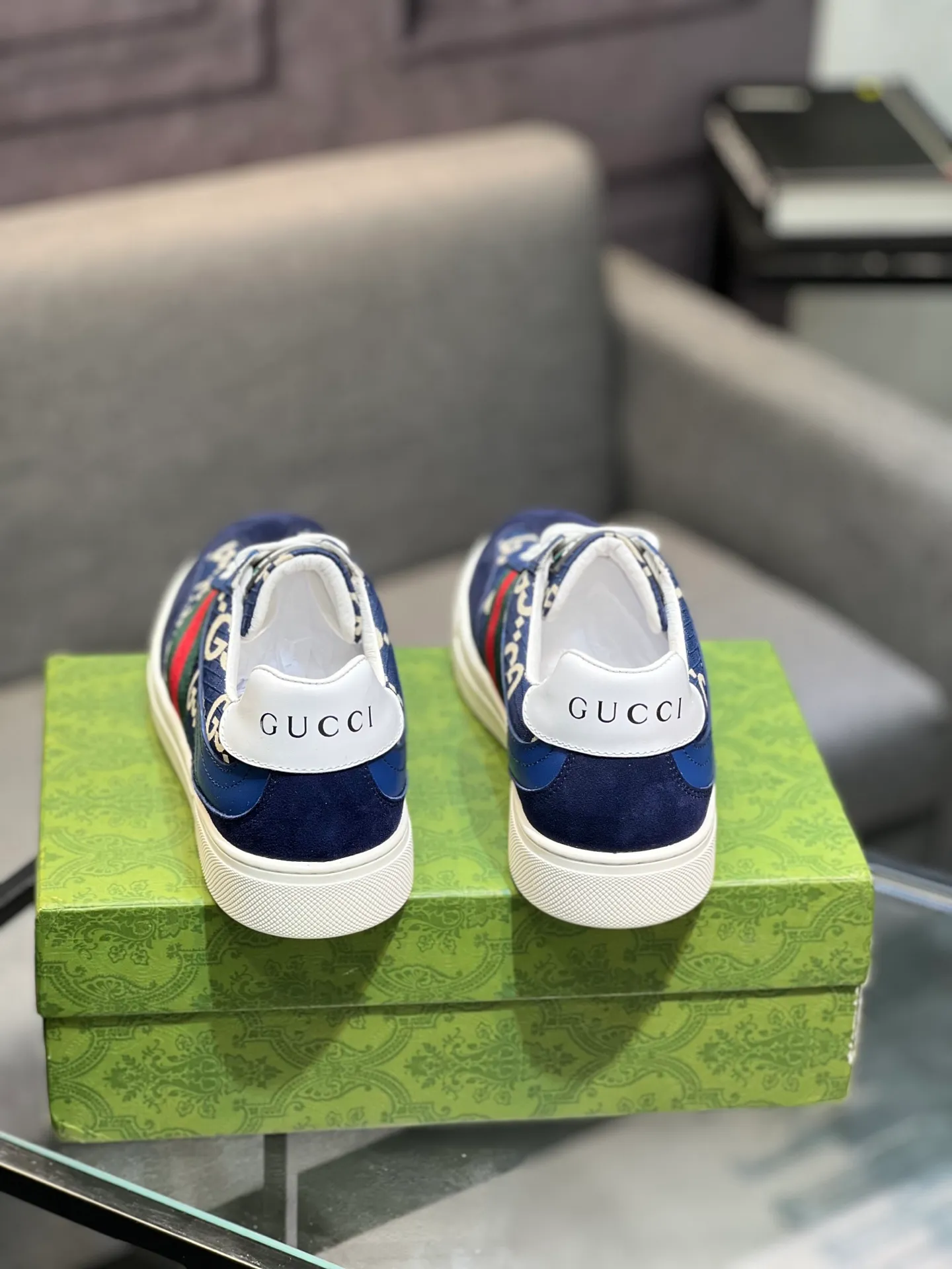 Men's Men's Shoes 💰440 Gucci Gucci's latest trendy shoes and casual shoes are popular in physical stores, new spring and summer comfortable imported custom original cowhide, unique jacquard fabric element design. With sheepskin lining, original bottom, 💪 details determine quality, you can enter and leave the counter at will, welcome to compare🇮🇹, code number 38-44 (45 customized)